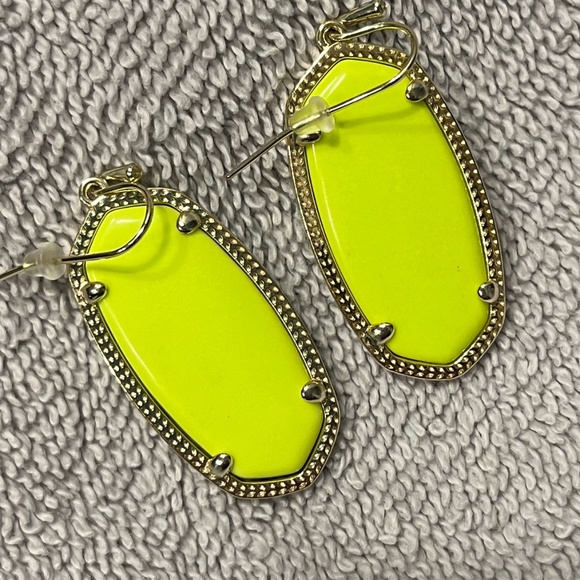 Kendra Scott neon yellow Elle earrings - Picture 2 of 2